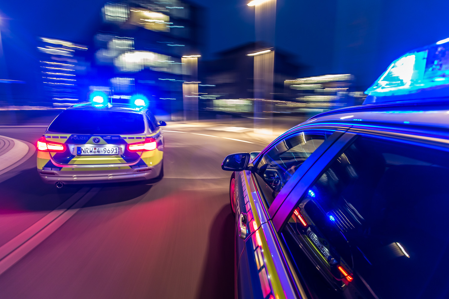 Einsatzfahrt zweier Funkstreifenwagen der Polizei NRW