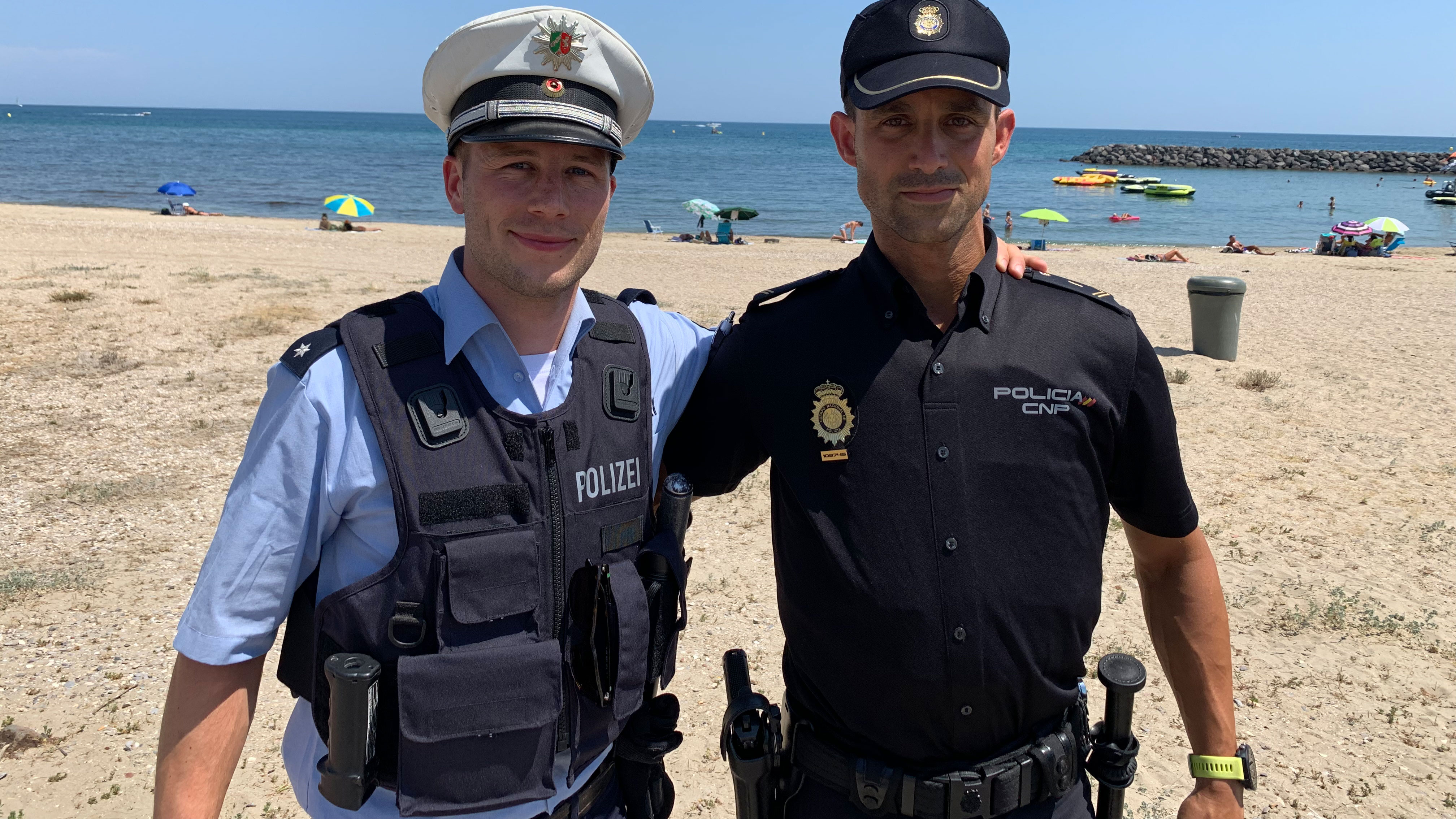 Plage du Môle, Fabian zur Linden and Policia Gazules