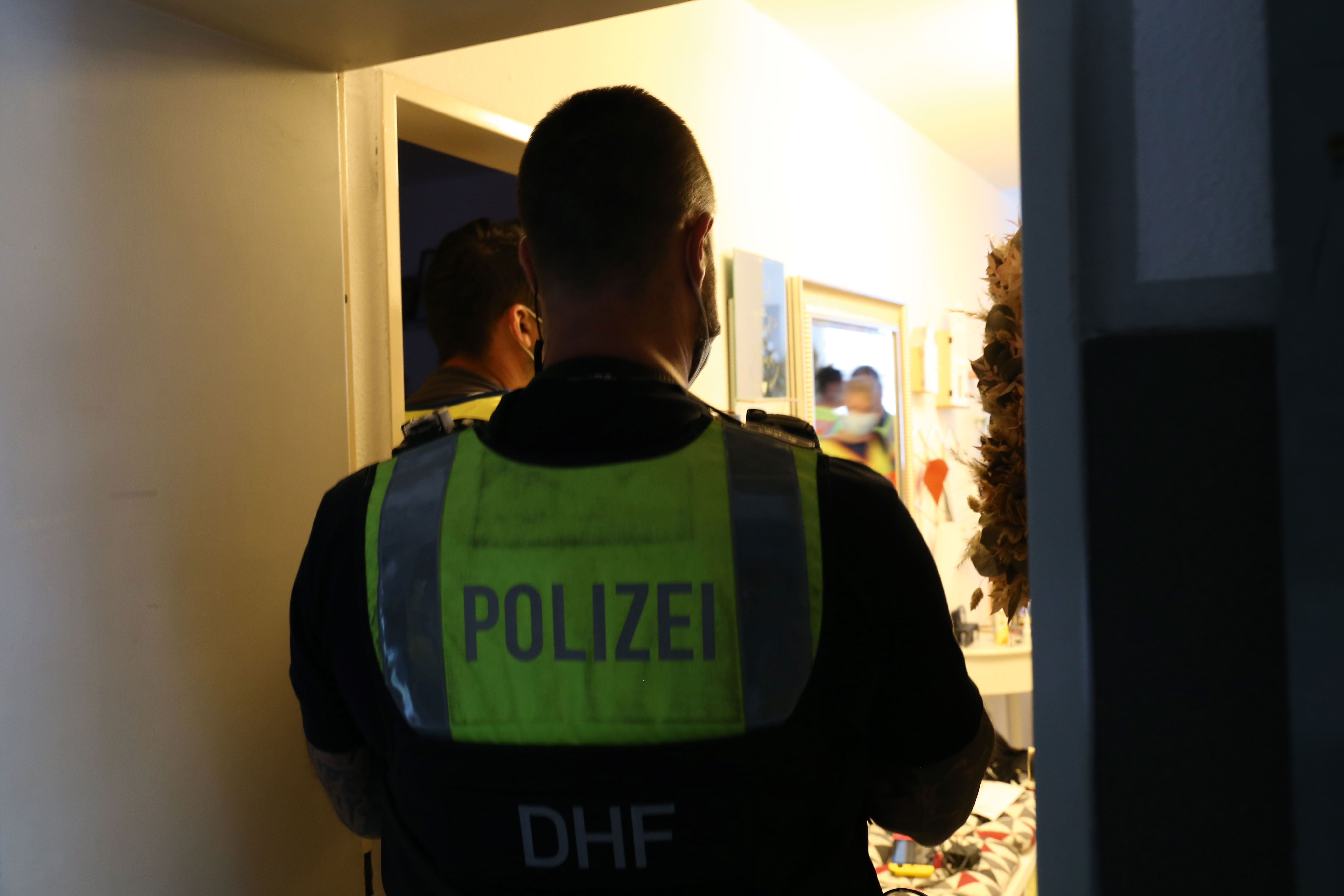 Polizeieinsatz in aller Frühe in Duisburg Hochfeld