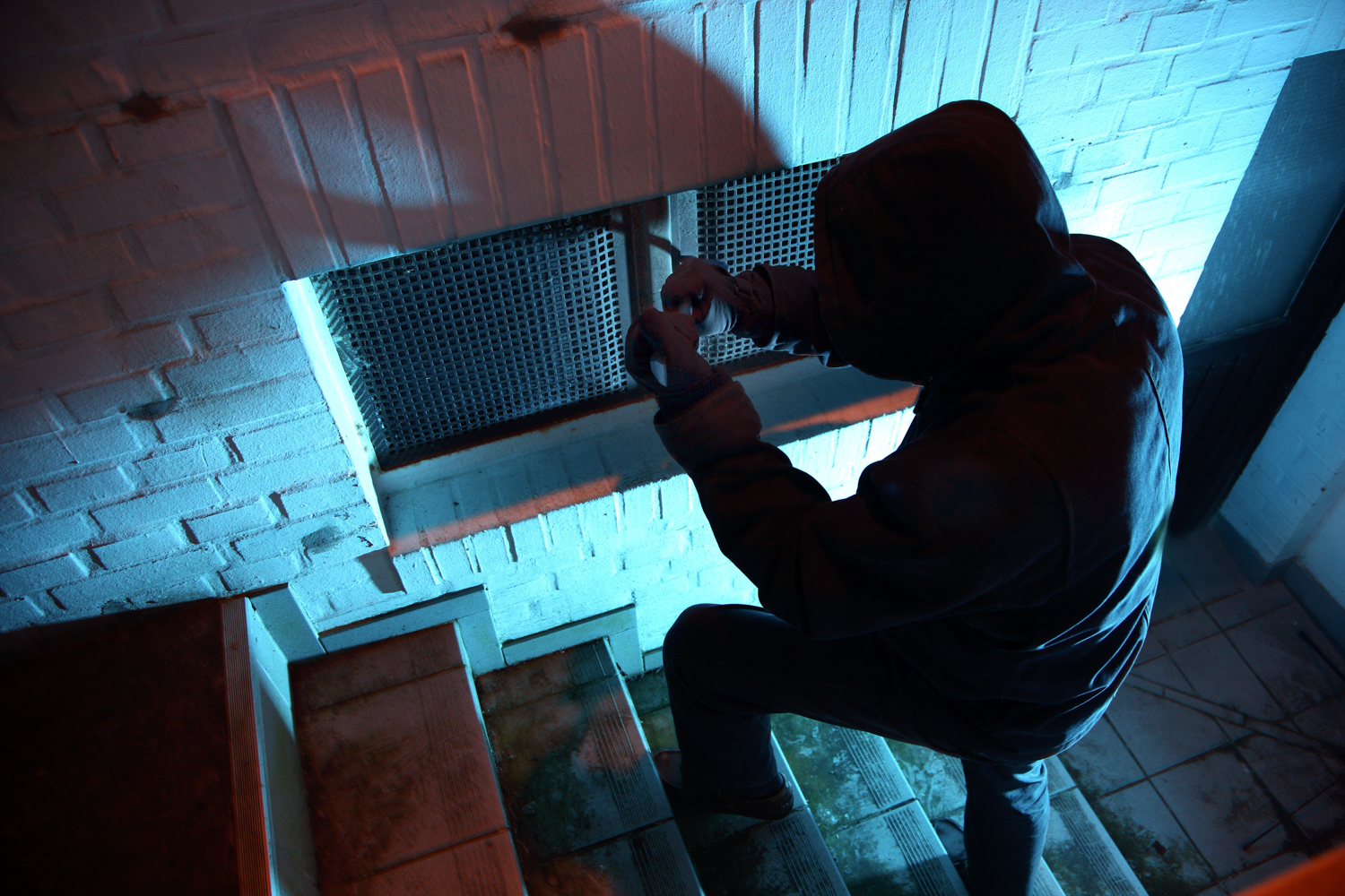 Einbrecher an Kellerfenster