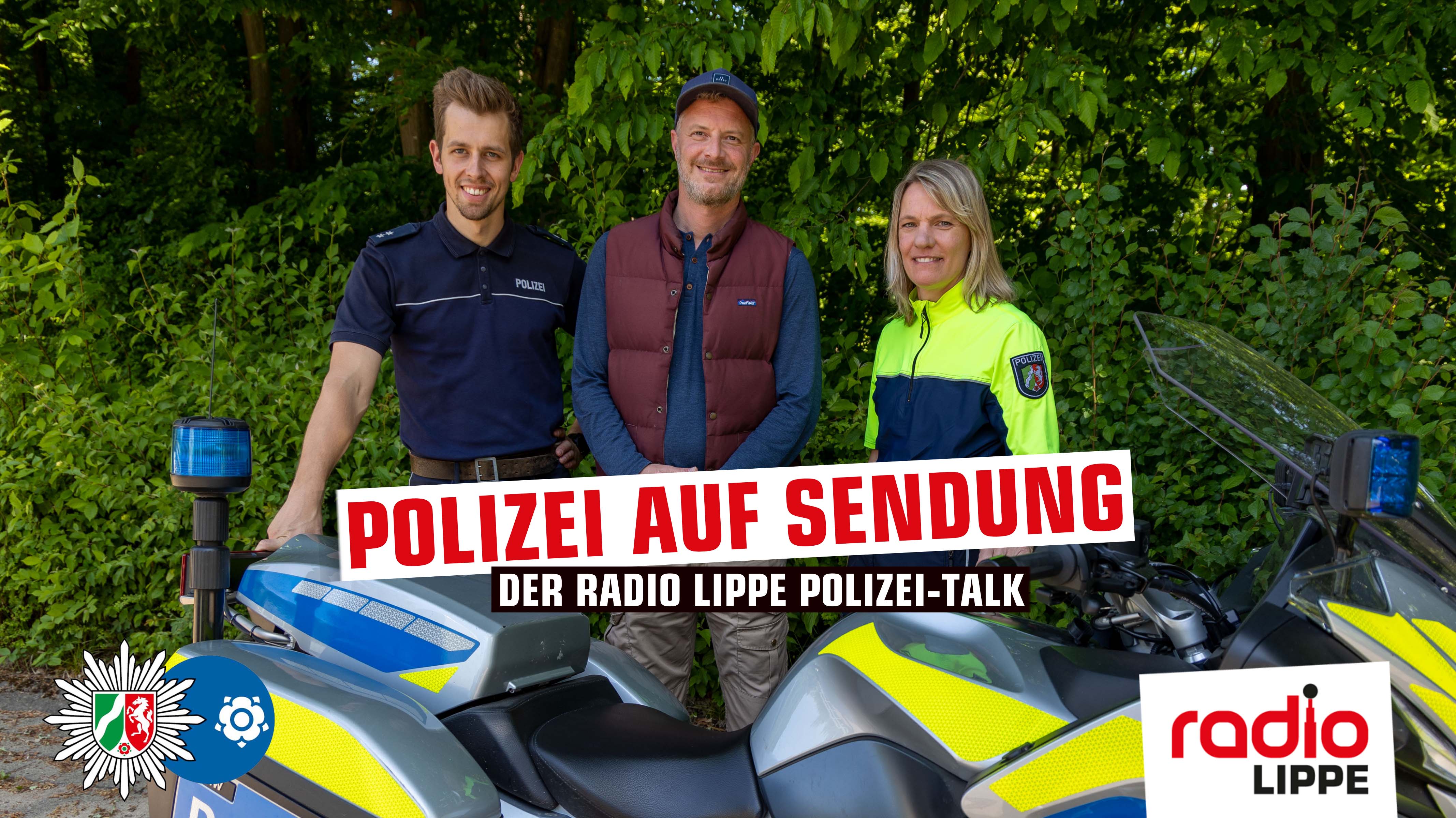 Fabian Mischer, Frank Schröder und Tanja Menze hinter einem Motorrad