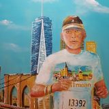 Ein Mann läuft einen Marathon in einer Großstadt.