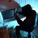 Einbrecher an Kellerfenster