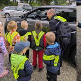 Kita-Kinder kontrollieren gemeinsam mit der Polizei Autofahrer