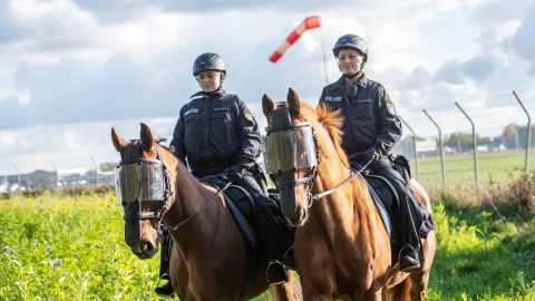 Reitstaffel NRW im Einsatz 2 Reiterinnen am Flughafen