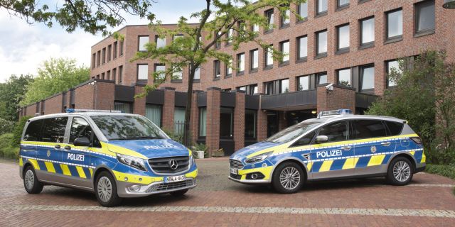 2 Polizeifahrzeuge vor dem Dienstgebäude in Detmold
