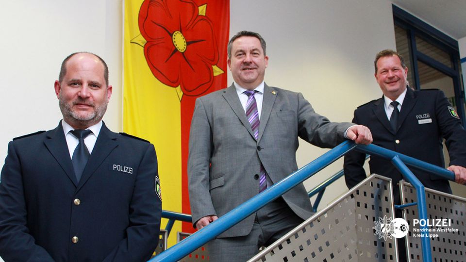 Gruppenfoto der Vorstellung des neuen Wachleiters in Bad Salzuflen, zu sehen sind Wachleiter Marc Krumsiek, Behördenleiter Dr. Axel Lehmann und Abteilungsleiter Polizei Alexander Fenske