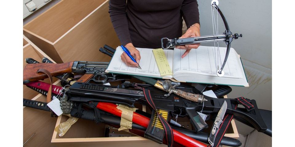 Bild zeigt asservierte Waffen auf einem Tisch