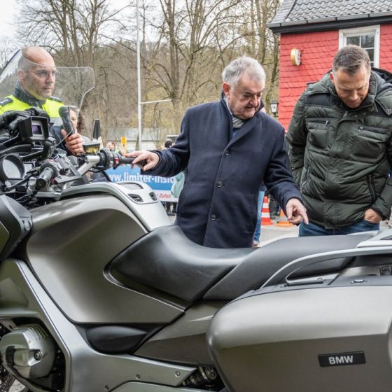 Minister Reul mahnt beim Start der Motorradsaison zur Vorsicht